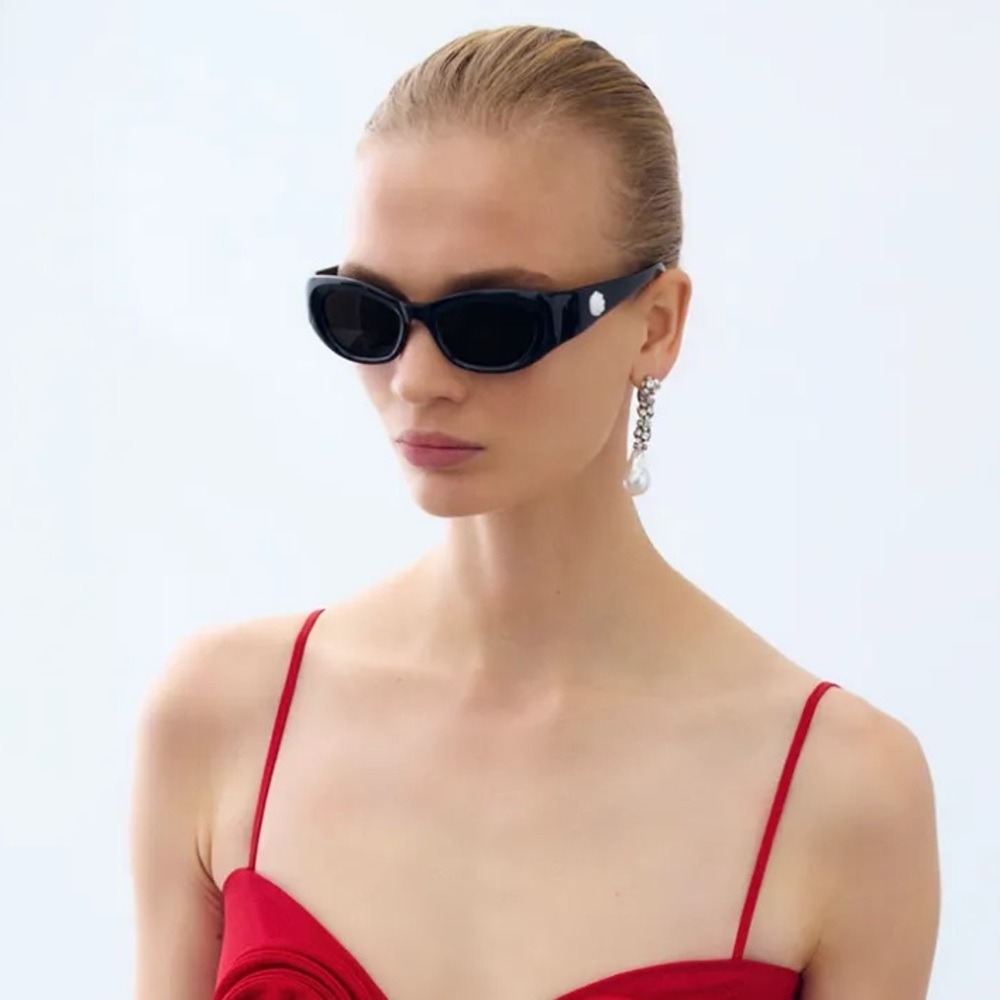 Magda Butrym x H&M Oval Black Sunglasses with Rose Motif. New, never used. - Picture 13 of 15